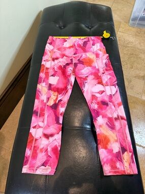 Athleta Stash Pocket Capri’s Pink & Coral Abstract Floral Leggings